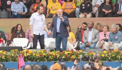 O-candidato-Guilherme-Boulos-PSOL-ao-lado-do-presidente-da-Republica-Luiz-Inacio-Lula-da-Silva-PT-durante-comicio-na-capital-paulista