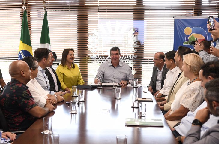 26-02-Assinatura-do-termo-de-autorizacao-de-aporte-de-recursos-para-construcao-de-casas-em-Campo-Grande-Foto-Bruno-Rezende-02-730×480