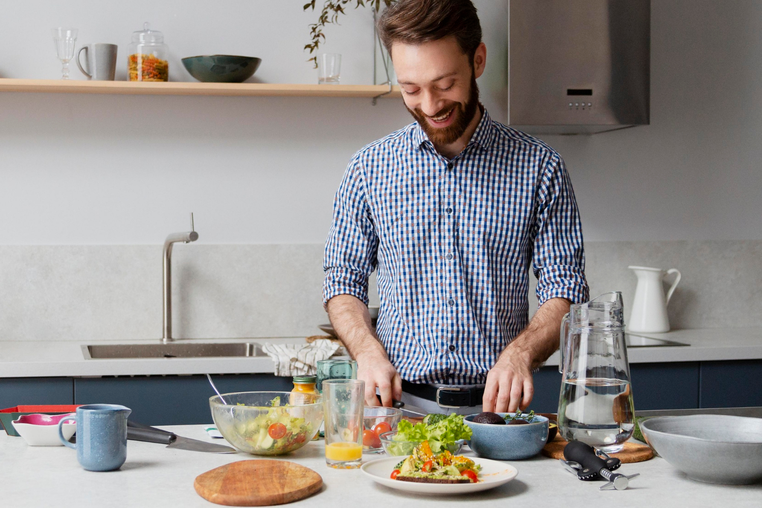 freepik.com-fotos-gratis-homem-de-tiro-medio-cozinhando-na-cozinha_16688848