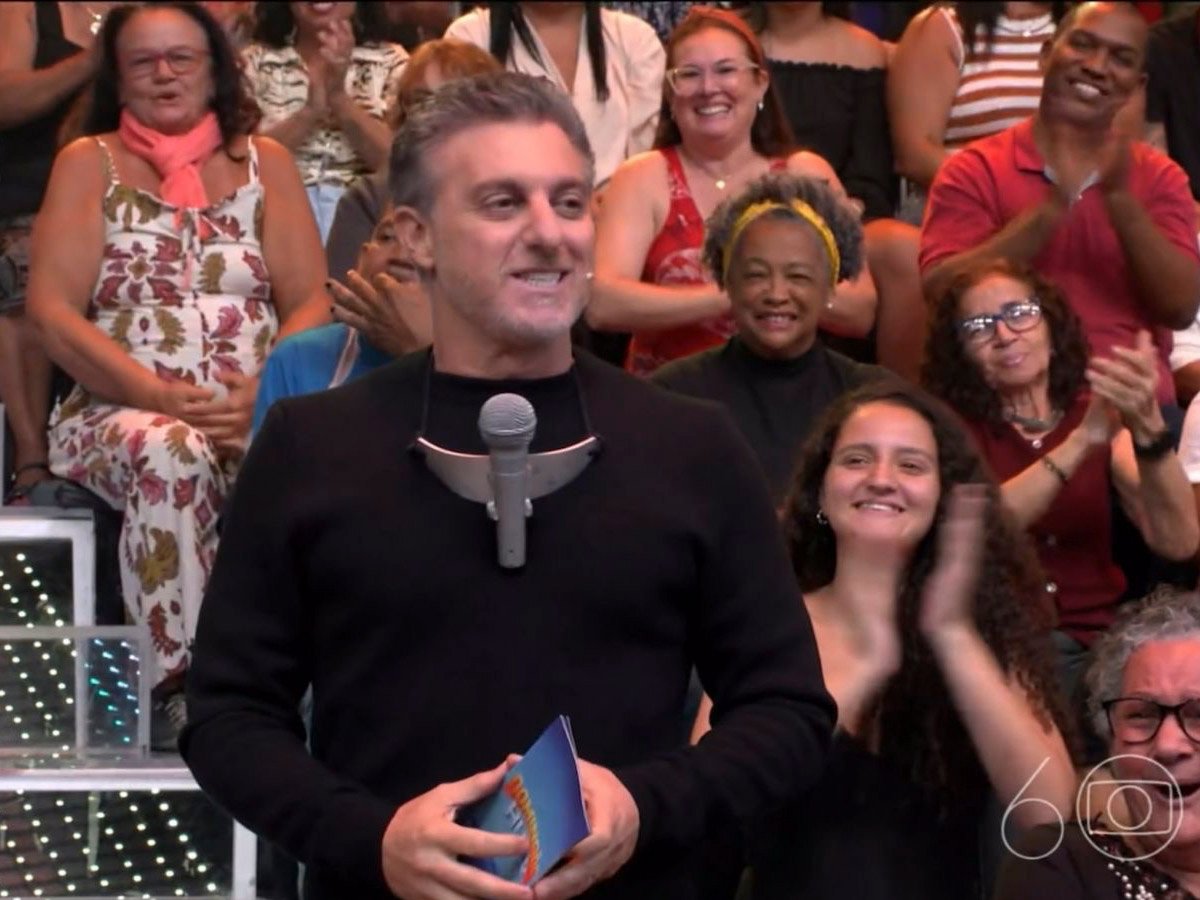 Luciano-Huck-com-o-classico-microfone-de-Silvio-Santos