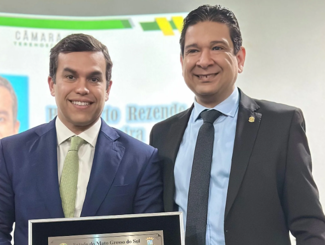 Beto-Pereira-recebe-Titulo-de-Cidadao-de-Terenos-e-dedica-a-memoria-do-avo-Sem-ele-nao-estaria-aqui-1