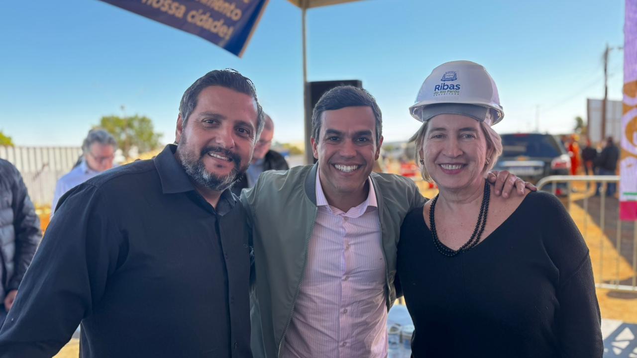 Deputado-Beto-Pereira-e-governador-Eduardo-Riedel-lancam-100-novas-habitacoes-em-Ribas-do-Rio-Pardo-e-assinatura-de-infraestrutura-para-a-Rota-da-Celulose-1