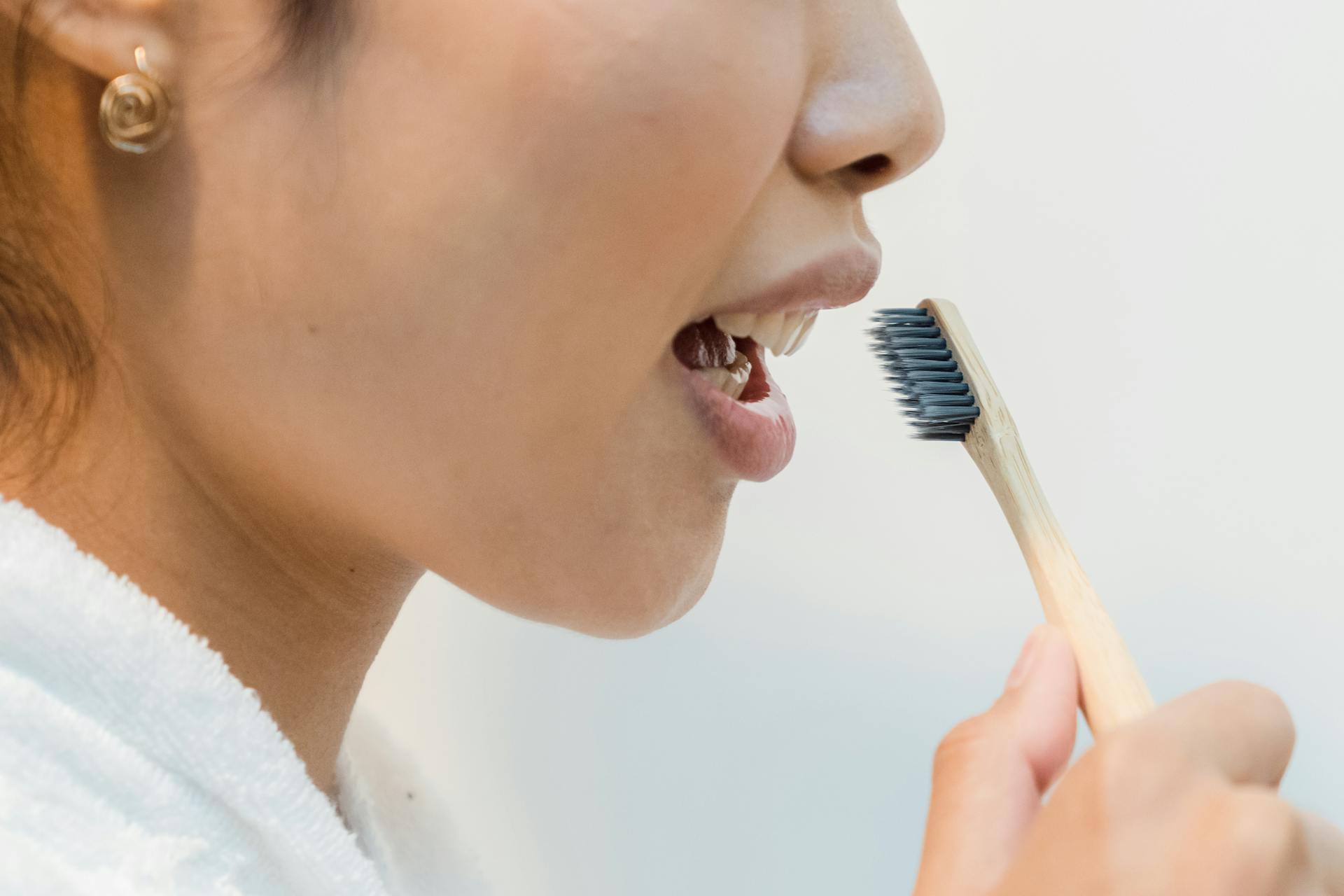 Foto-gratis-de Pexels-httpswww.pexels.compt-brfotoclose-up-de-uma-pessoa-escovando-os-dentes-9475383