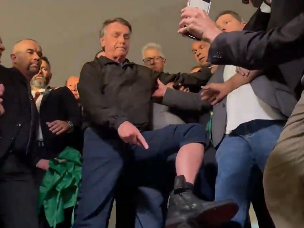 Maxima-humilhacao-Bolsonaro-mostra-tornozeleira-e-protesta-na-Camara