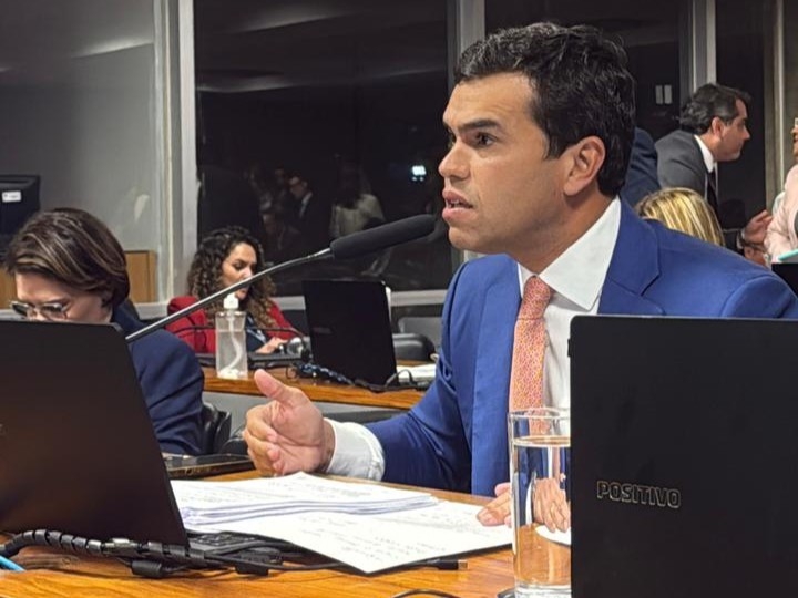 Beto-Pereira-pressiona-Carlos-Lupi-ex-ministro-de-Lula-e-questiona-a-estranheza-das-fraudes-terem-passado-despercebidas-pelo-governo-1