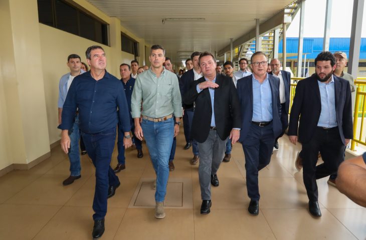Governador-e-presidente-do-Paraguai-visitam-a-JBS-de-Dourados-Foto-Saul-Schramm-04-730×480