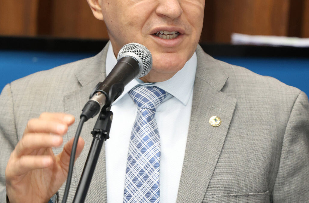 Deputado Junior Mochi homenageia presidente da Associação de Moradores do Bairro Coophavila II