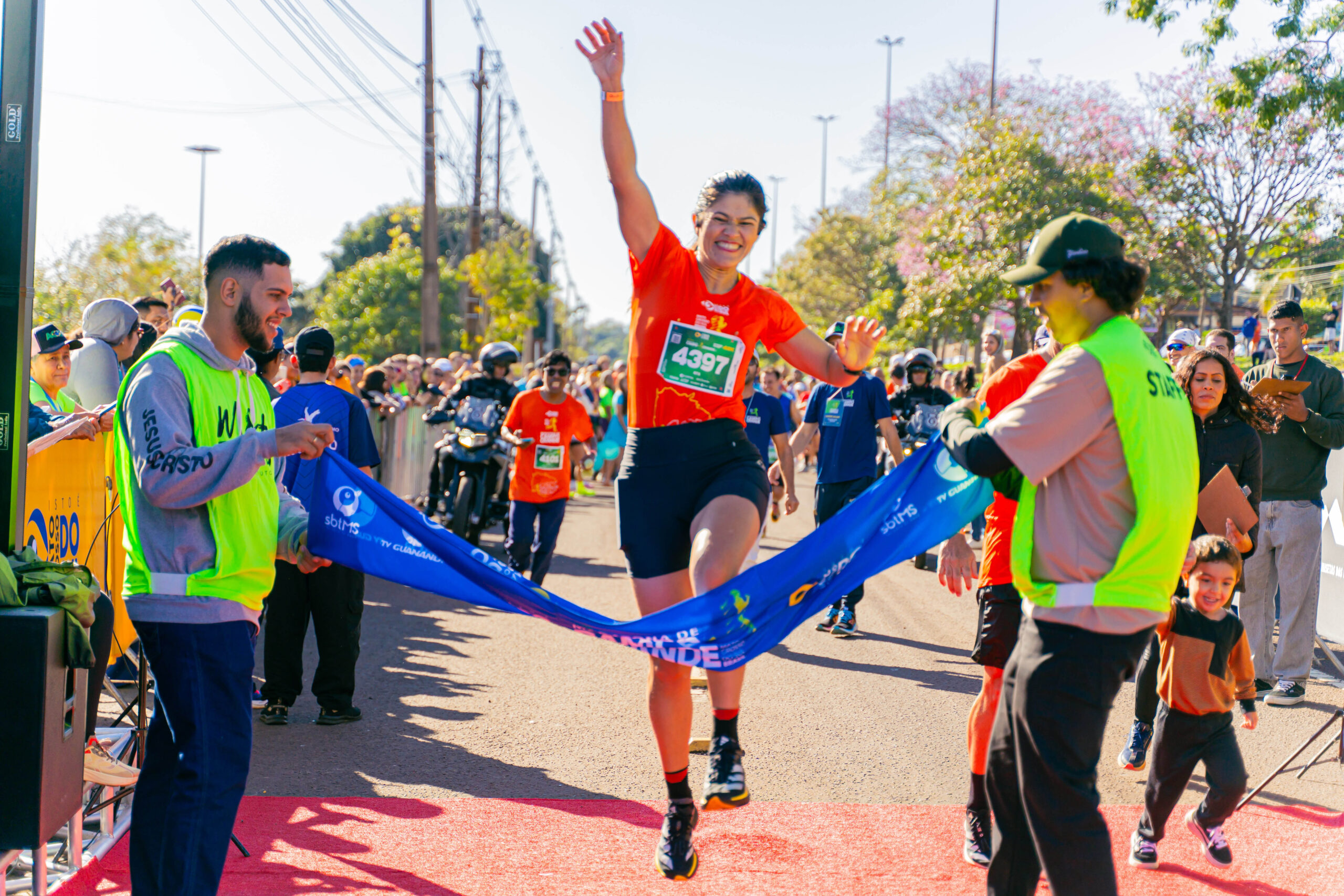 A emoção da chegada na Maratona de Campo Grande_crédito Gleison Nascimento