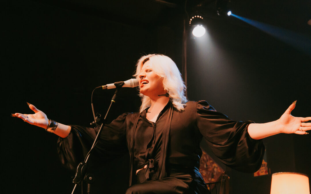 Sesc Teatro Prosa recebe show “Bell Éter canta Grandes Vozes” no dia 8 de maio