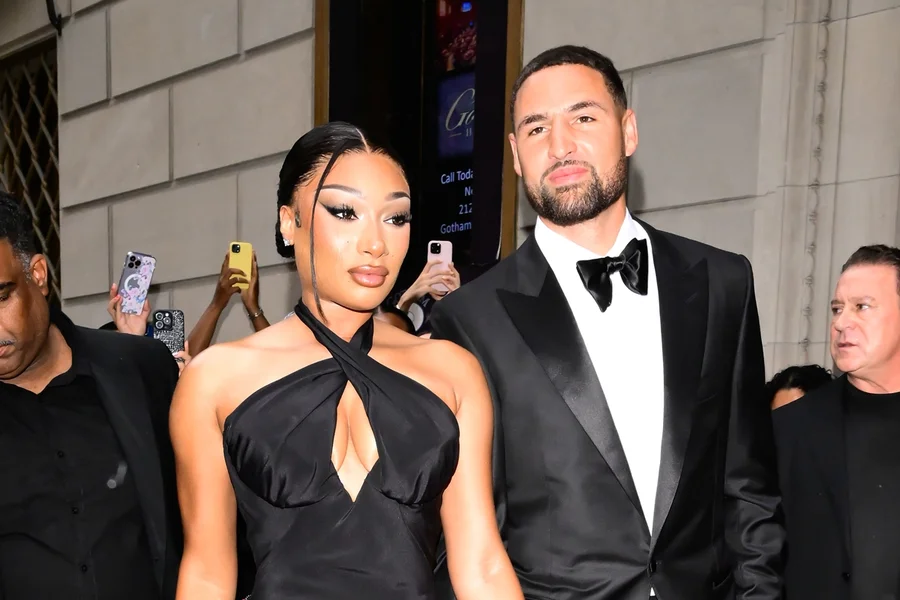 Fãs de Megan Thee Stallion dizem contratar “bruxas on-line” após término com Klay Thompson
