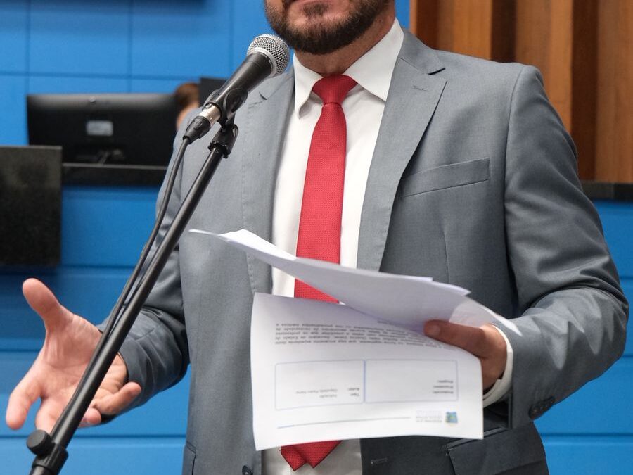 Professores temporários são impedidos de justificar faltas ao acompanhar filhos no médico, denuncia Pedro Kemp