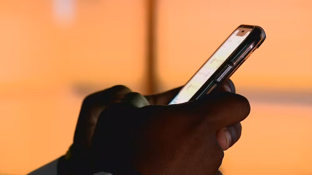 Casal perde mais de R$ 60 mil em golpe de falso investimento via WhatsApp em Campo Grande