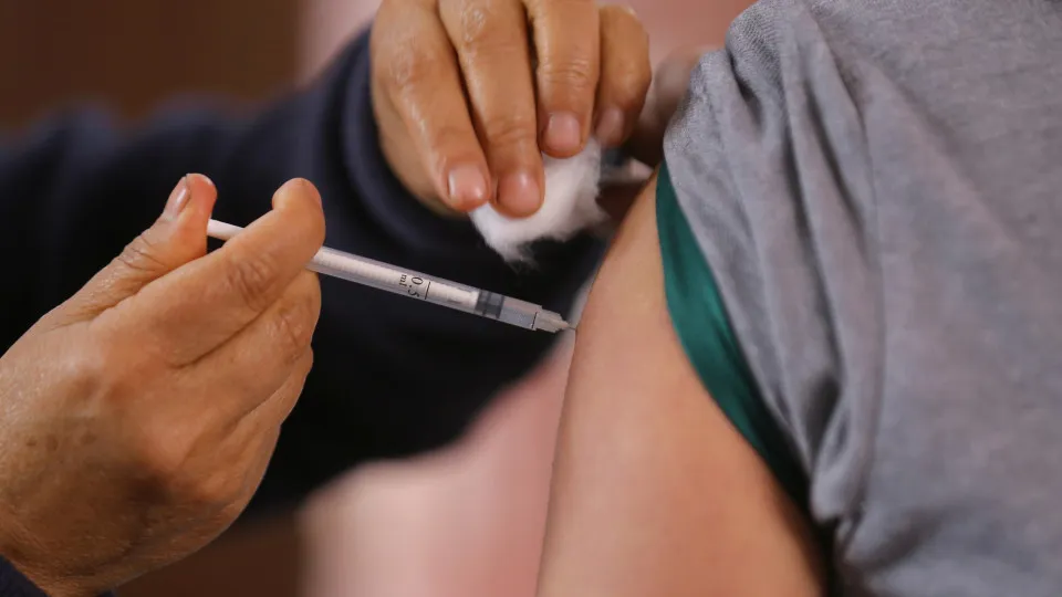 Vacina em gestantes reduz em até 81% internações de bebês por vírus respiratório, aponta estudo