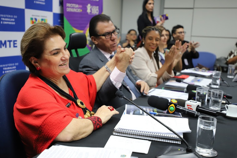 Emprego formal de mulheres negras cresce 29%, mas desigualdade salarial aumenta no Brasil