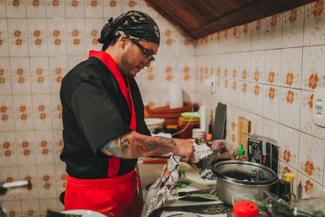 Homem na cozinha – foto-gratis-de-pexels-bertellifotografia-13869874